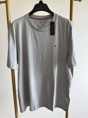 Tommy Hilfiger Men’s Gray Crew Neck Short Sleeve Tee
